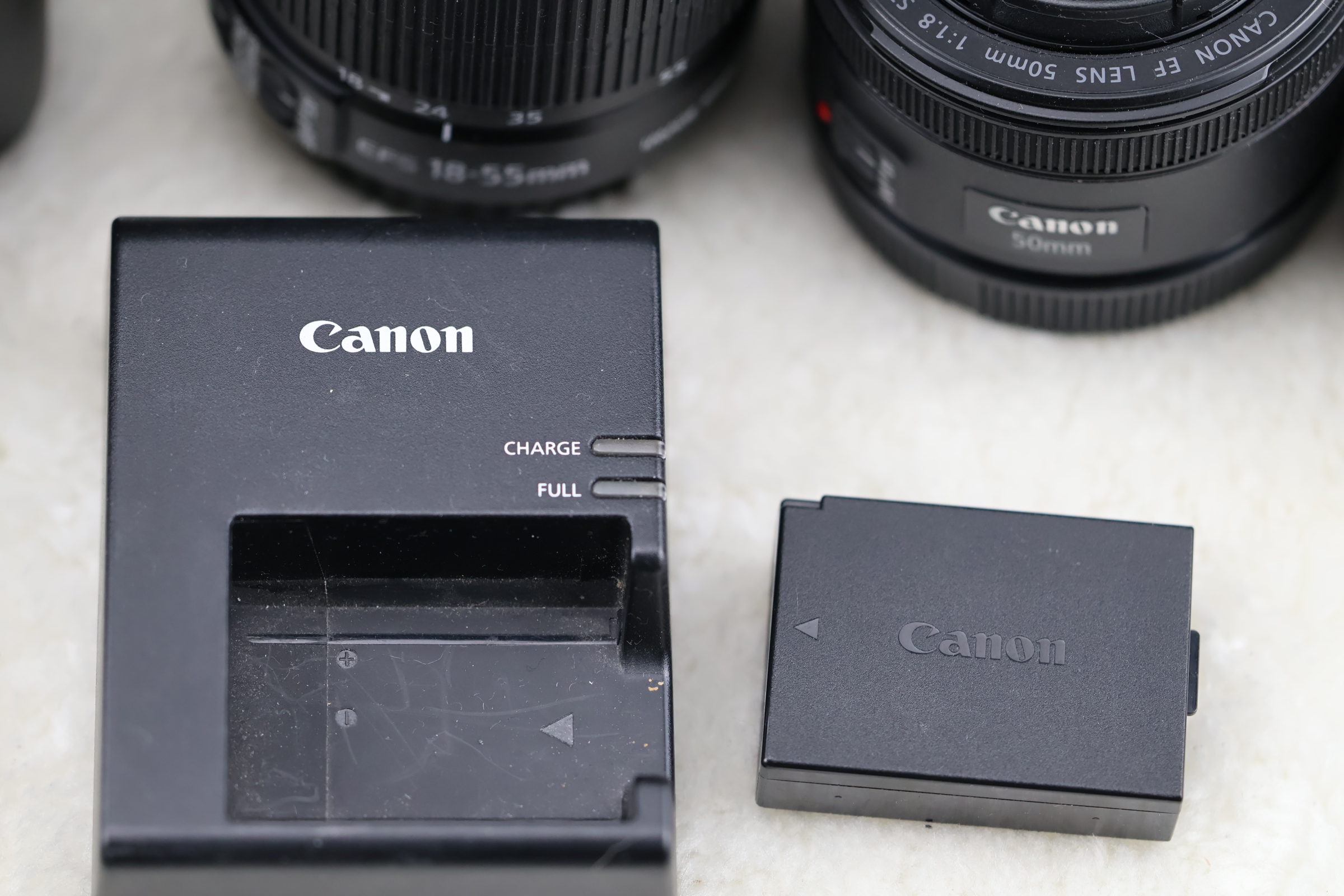 Canon EOS Rebel T6 DSLR Camera Kit with Lenses and Bag - Image 9