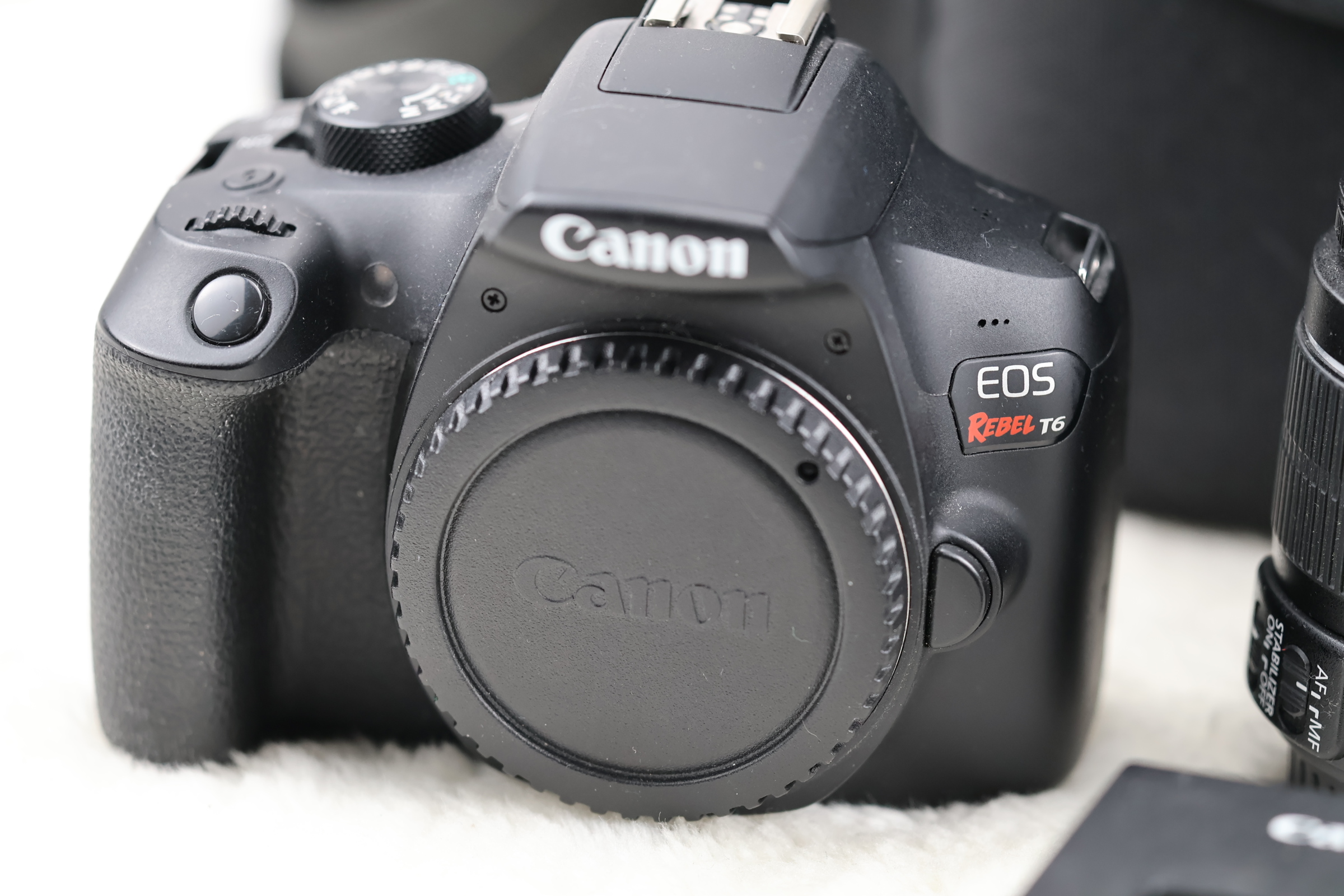 Canon EOS Rebel T6 DSLR Camera Kit with Lenses and Bag - Image 3